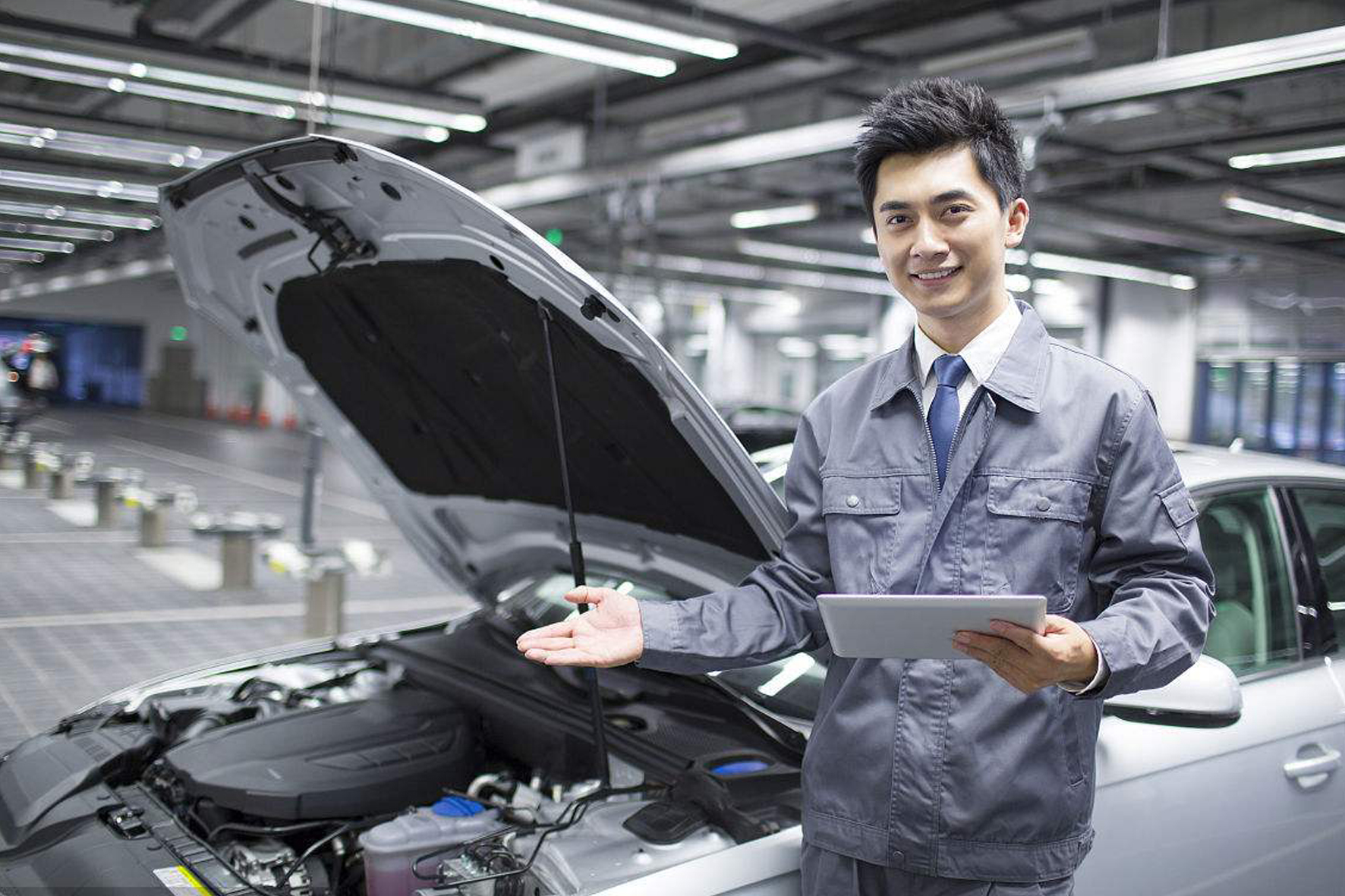 工作量虽然巨大,但仍然对生活充满信心,他们就是汽车维修工