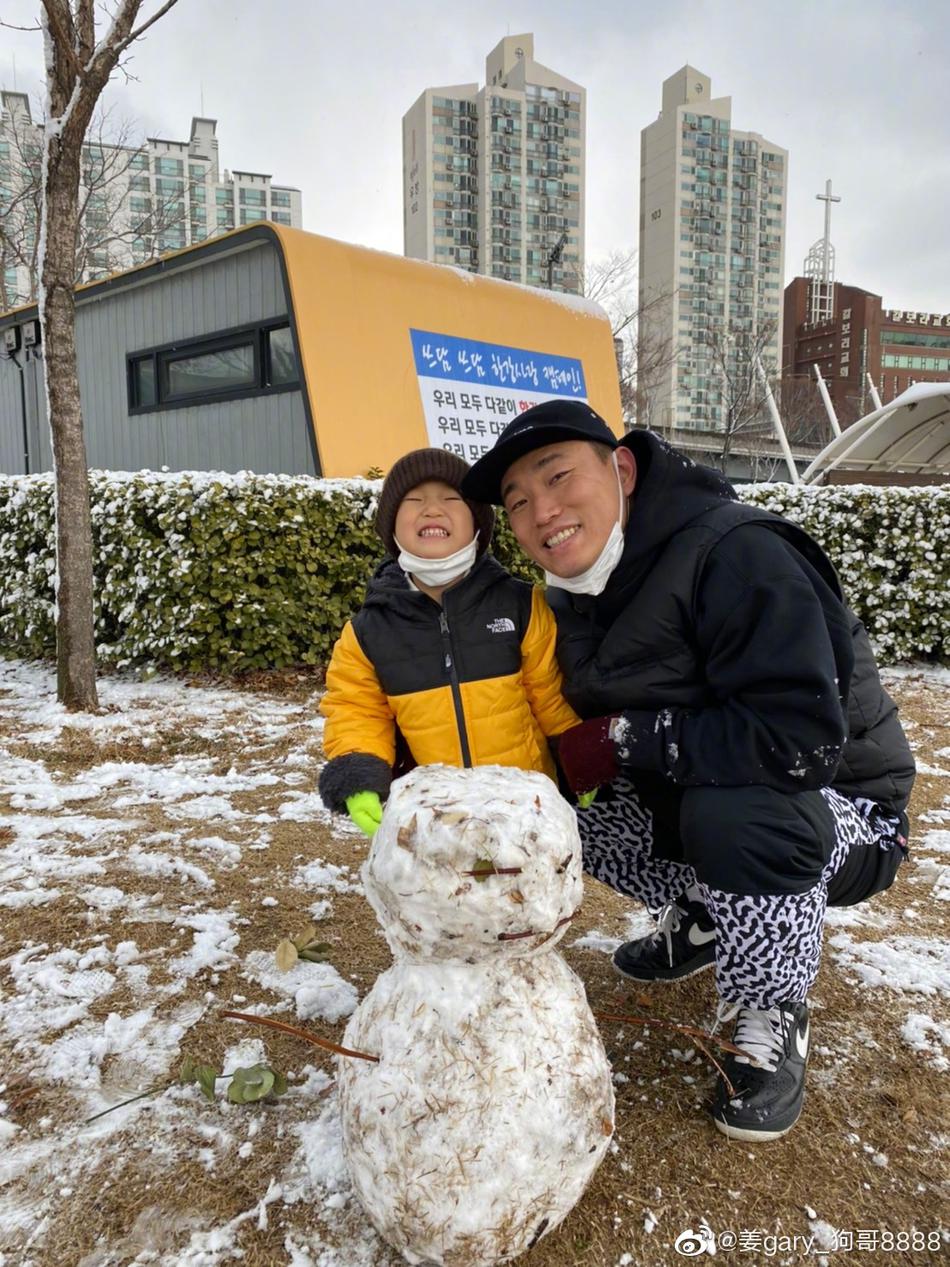 组图;姜gary带儿子小好出门堆雪人 父子俩同款咧嘴笑很可爱