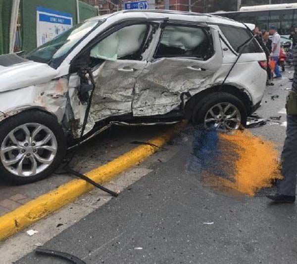 上海发生严重车祸,这辆被撞的路虎却火了,网友称报应