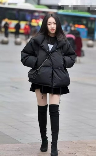 小姐姐黑色短袄搭配黑色短裙,时尚又保暖!