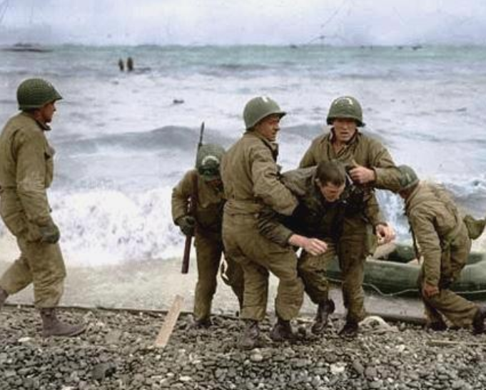二战珍贵老照片,大批美军士兵挤在奥马哈滩头任由德军炮击