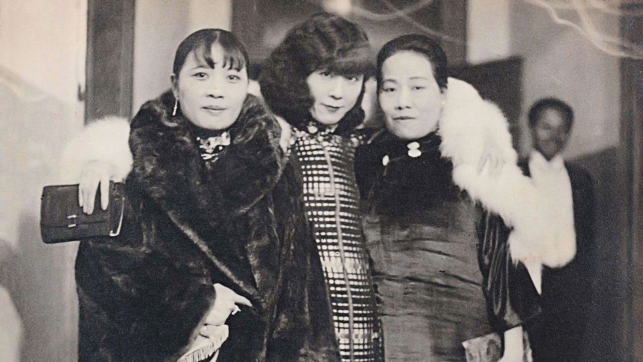 后来,张学良与赵四小姐坠入爱河,于凤至得知后并没有像正常人的反应