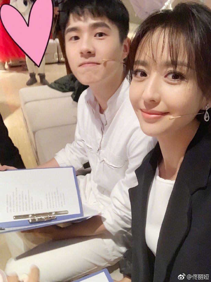 佟丽娅刘昊然同框出镜,久未露面的两个人,一现身就是在做公益