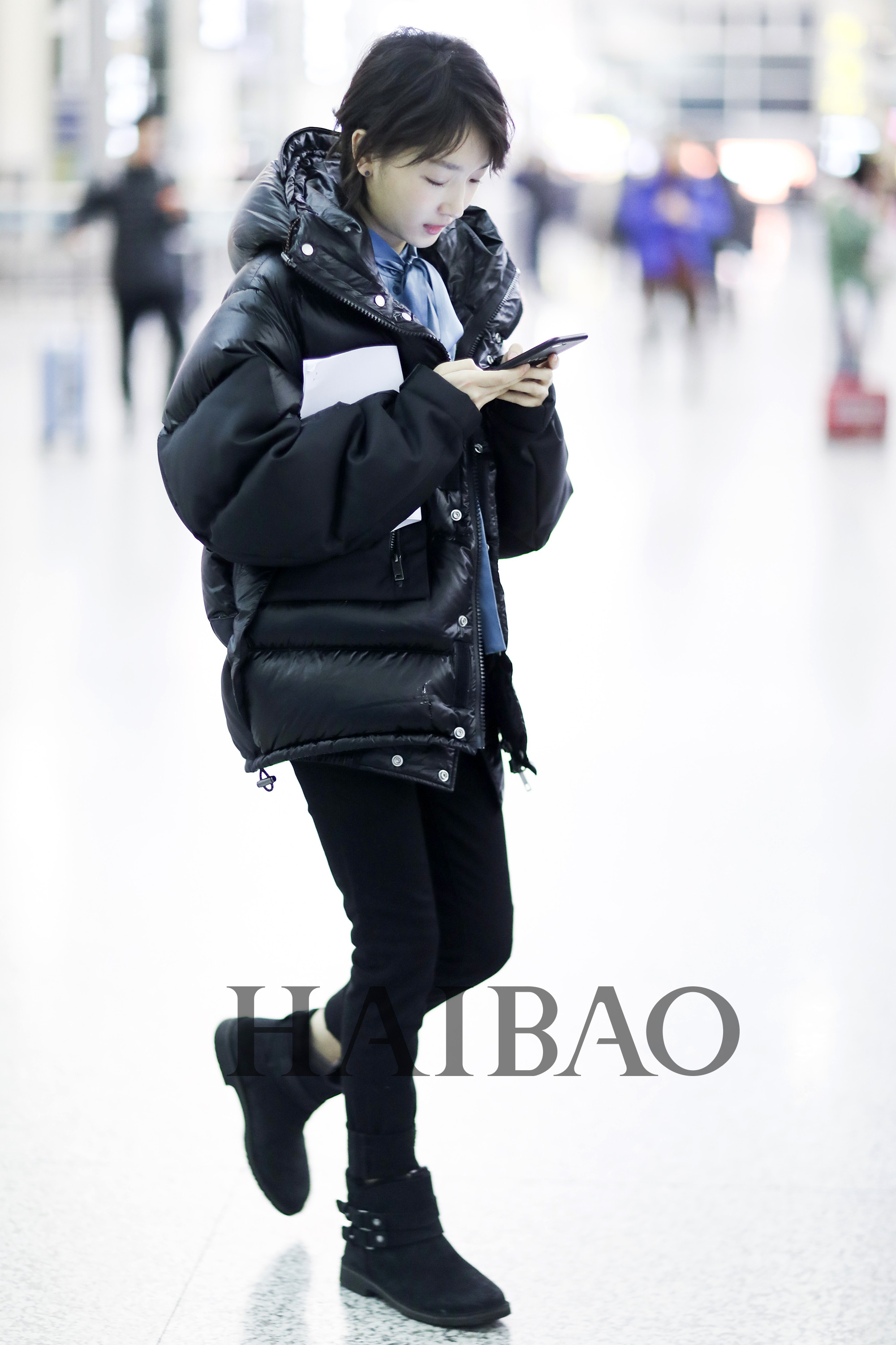 "2018海报街拍instar"候选人周冬雨的全年街拍合集:搭配紧贴潮流,灵气