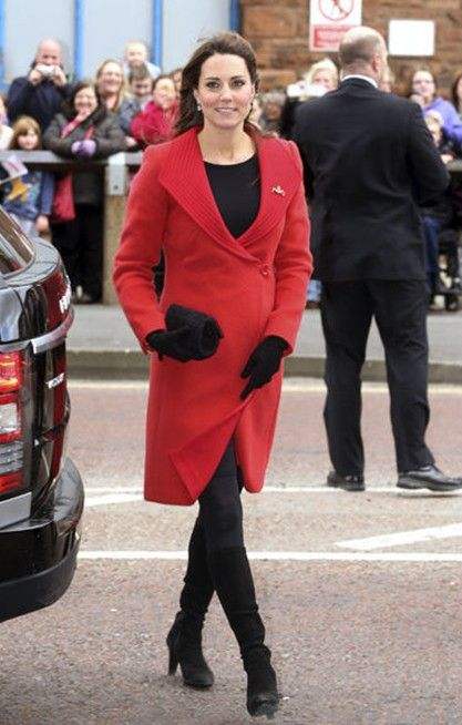 梅根王妃挺着七个月大的孕肚,脚踩红色高跟鞋,时髦又高级