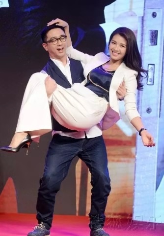 明星公主抱瞬间,有的尴尬,有的自然,只有他成了经典