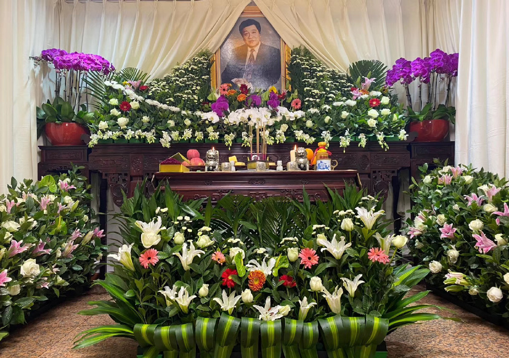 赵忠祥灵堂布置简单朴素,只敬香不烧钱纸,地点就设在老赵会客厅