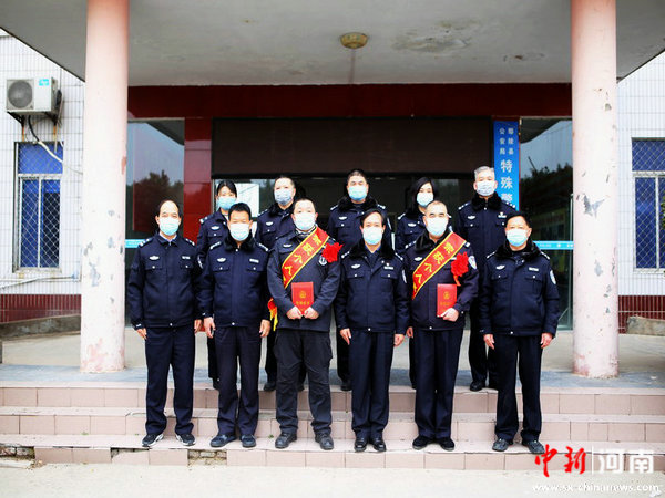 鄢陵县公安局政委刘禹锋赴一线基层单位为10名同志颁发证书和奖金