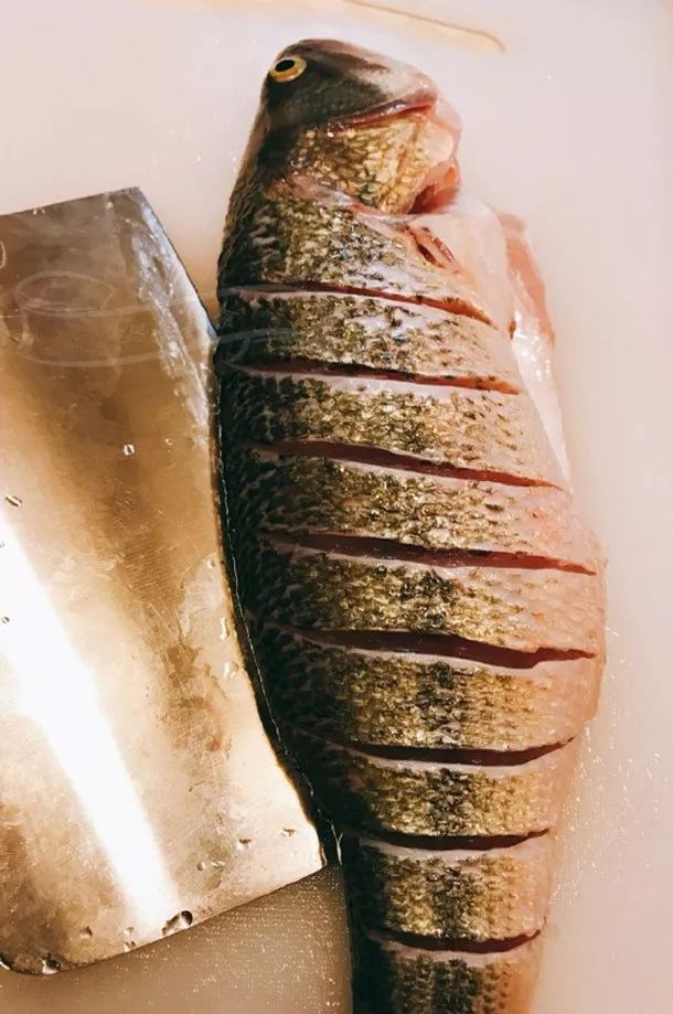 此鱼个头虽小,但名气特别大,蒸着吃味道极好,刚上桌几下被夹光