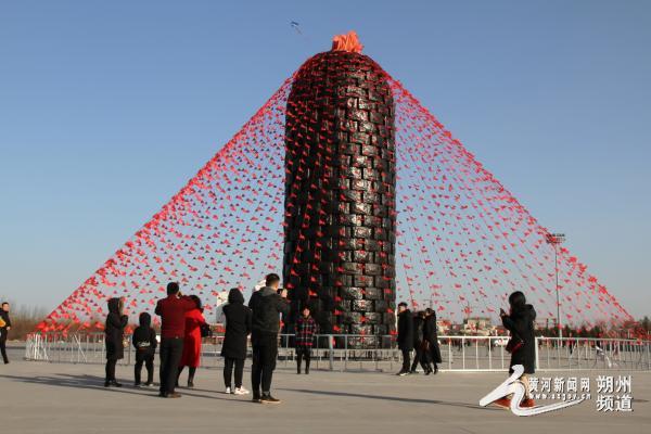 山西怀仁:环保旺火点亮两节夜空