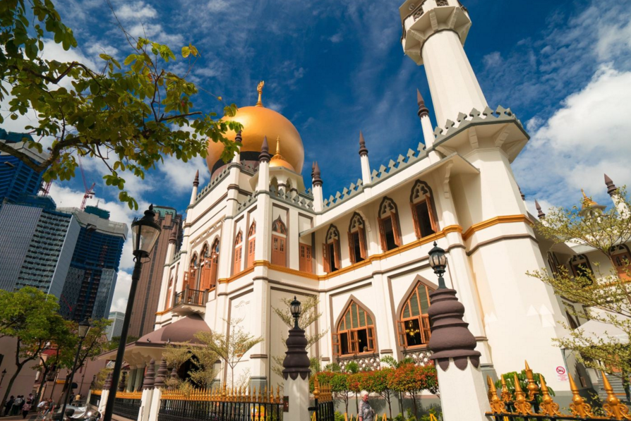 新加坡最大的清真寺,欣赏金色的圆顶,参观巨大的祈祷堂!