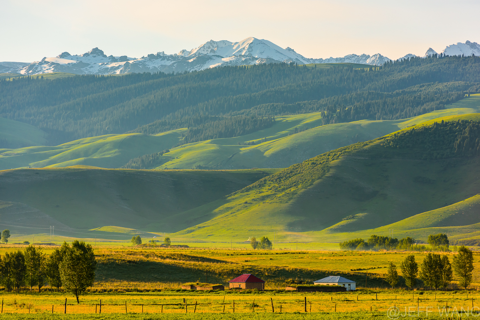 昭苏县位于新疆维吾尔自治区西北部,伊犁哈萨克自治州西南部,伊犁河上