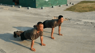 窄距俯卧撑.