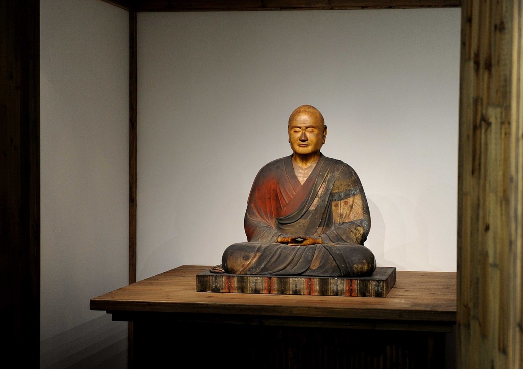 "  弟子回答:"我看到了月亮.