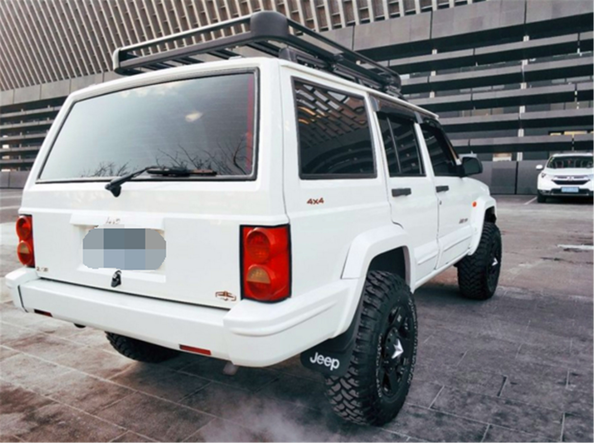 小伙偶遇一台老款jeep切诺基,车主:玩够了,9千直接开走!