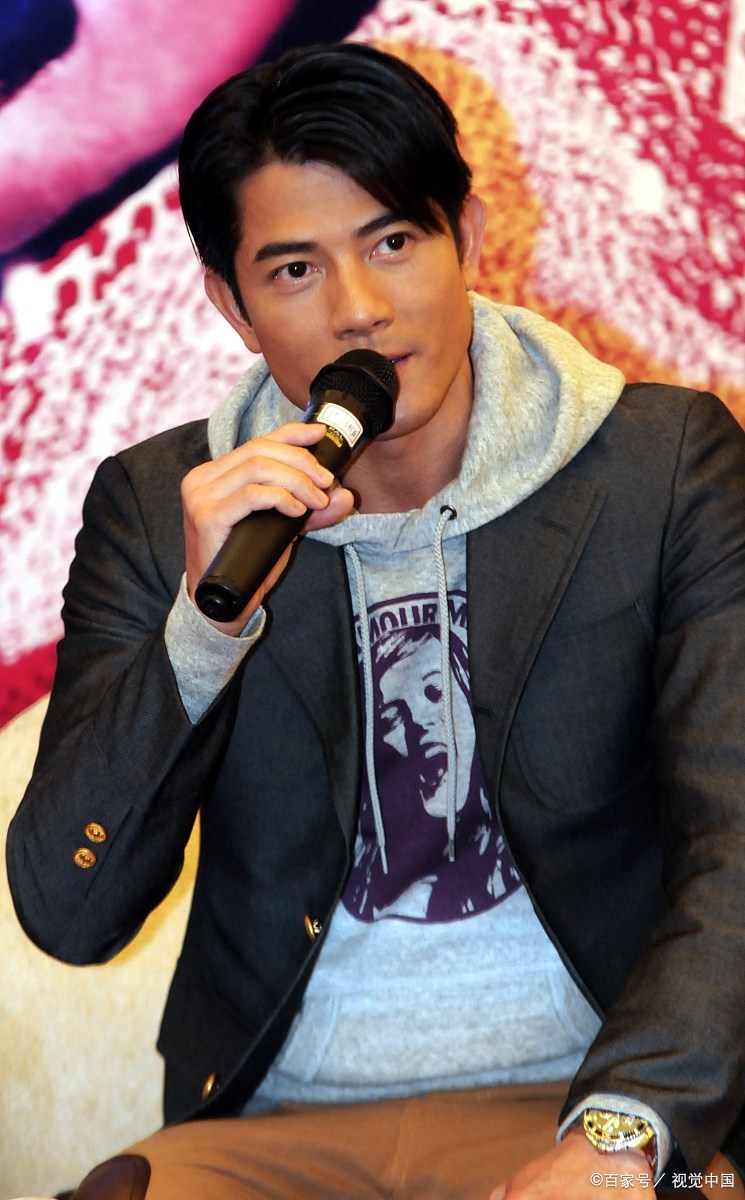 郭富城是80后一代人的偶像,以其独特的舞台魅力和精湛的舞技深受喜爱