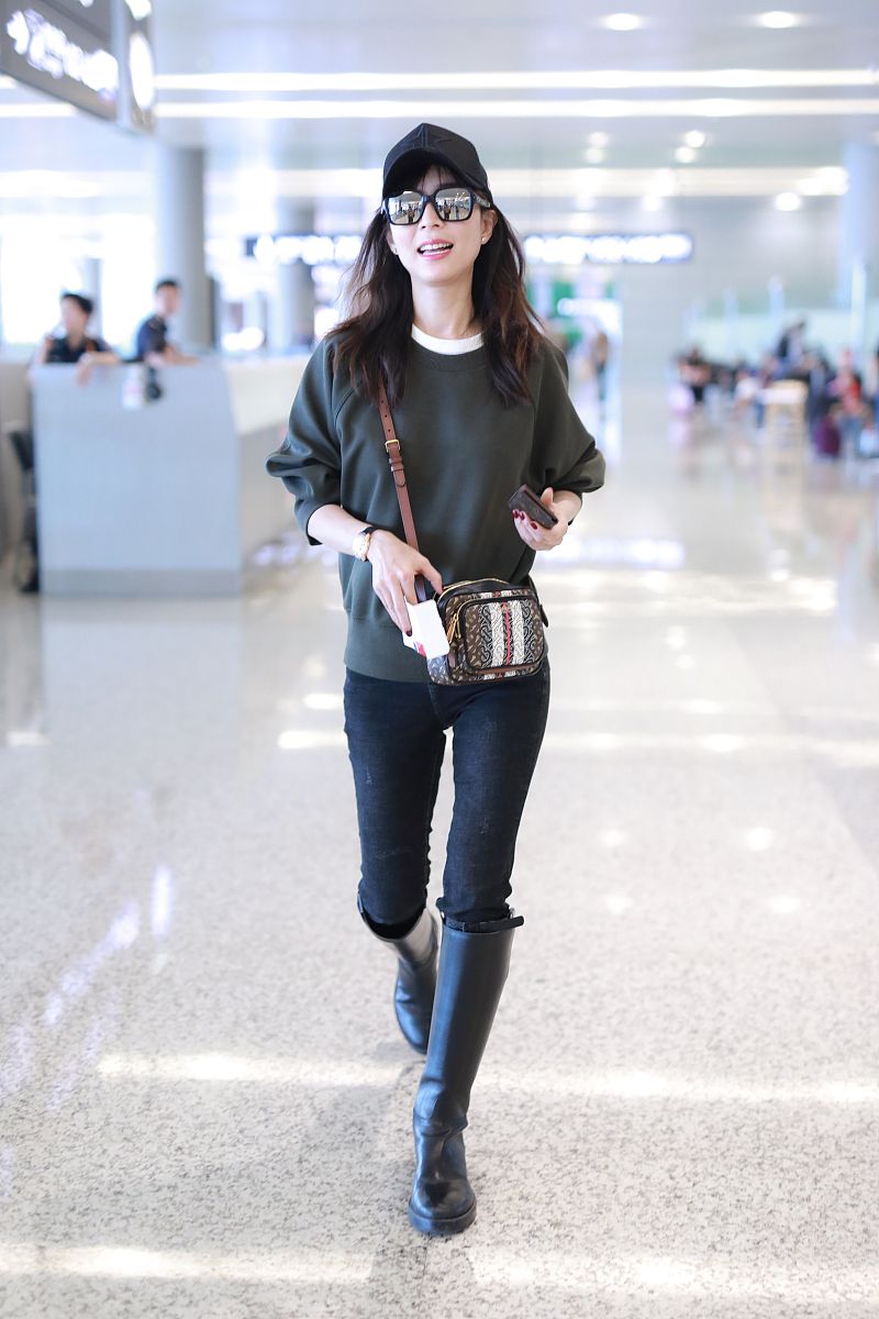 张静初街拍:卫衣牛仔裤burberry相机包 简约有型