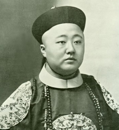 据当时的《新加坡自由报》报道:载洵是一个反应机敏,有防备心的年轻人