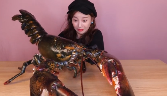 大胃王挑战40斤龙虾,看到虾钳肉时露馅了,网友:全是装出来的