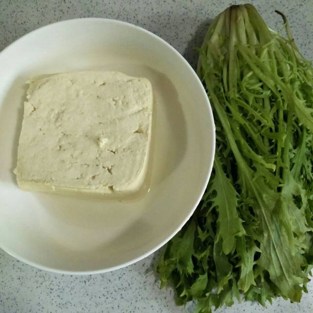 第1步,豆腐150克,苦菊1棵.