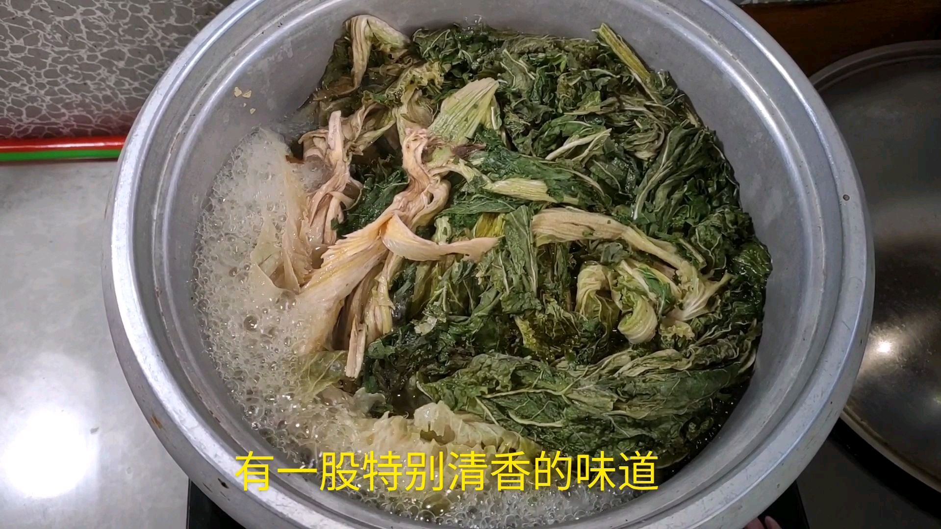 干白菜炖肉做法非常简单,出锅清香扑鼻,肉烂菜香,好吃的停不下