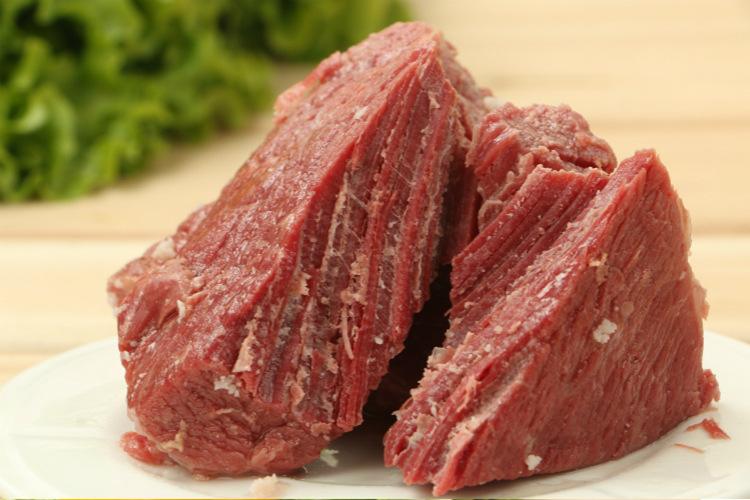 平遥古城,里边最有特色的,也是让我最难忘的小吃有:平遥牛肉,平遥碗托