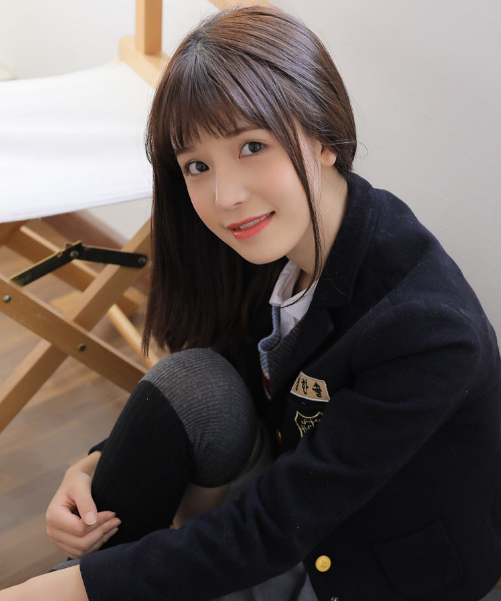 清纯韩国美女,清澈双眸惹人爱,看着很治愈