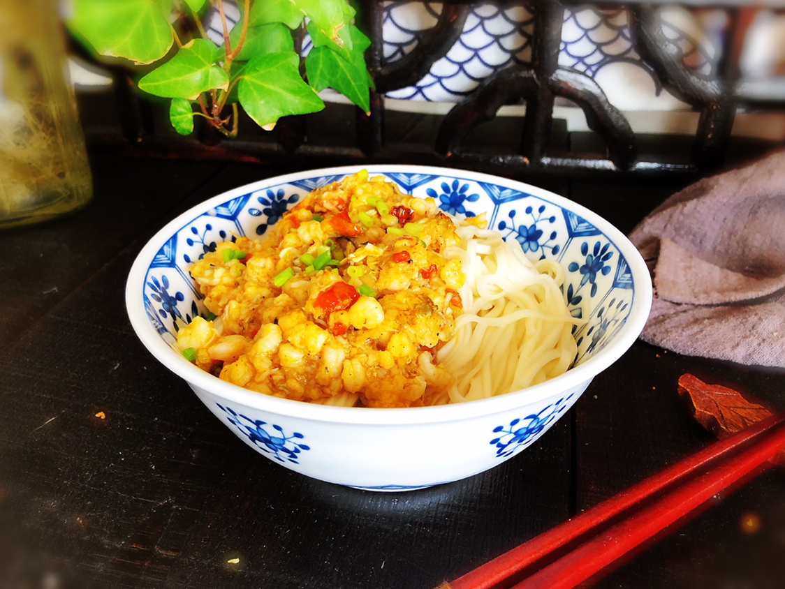 这拌面蟹粉鲜香,虾仁嫩滑,外面吃一碗的钱,在家做全家都能吃上