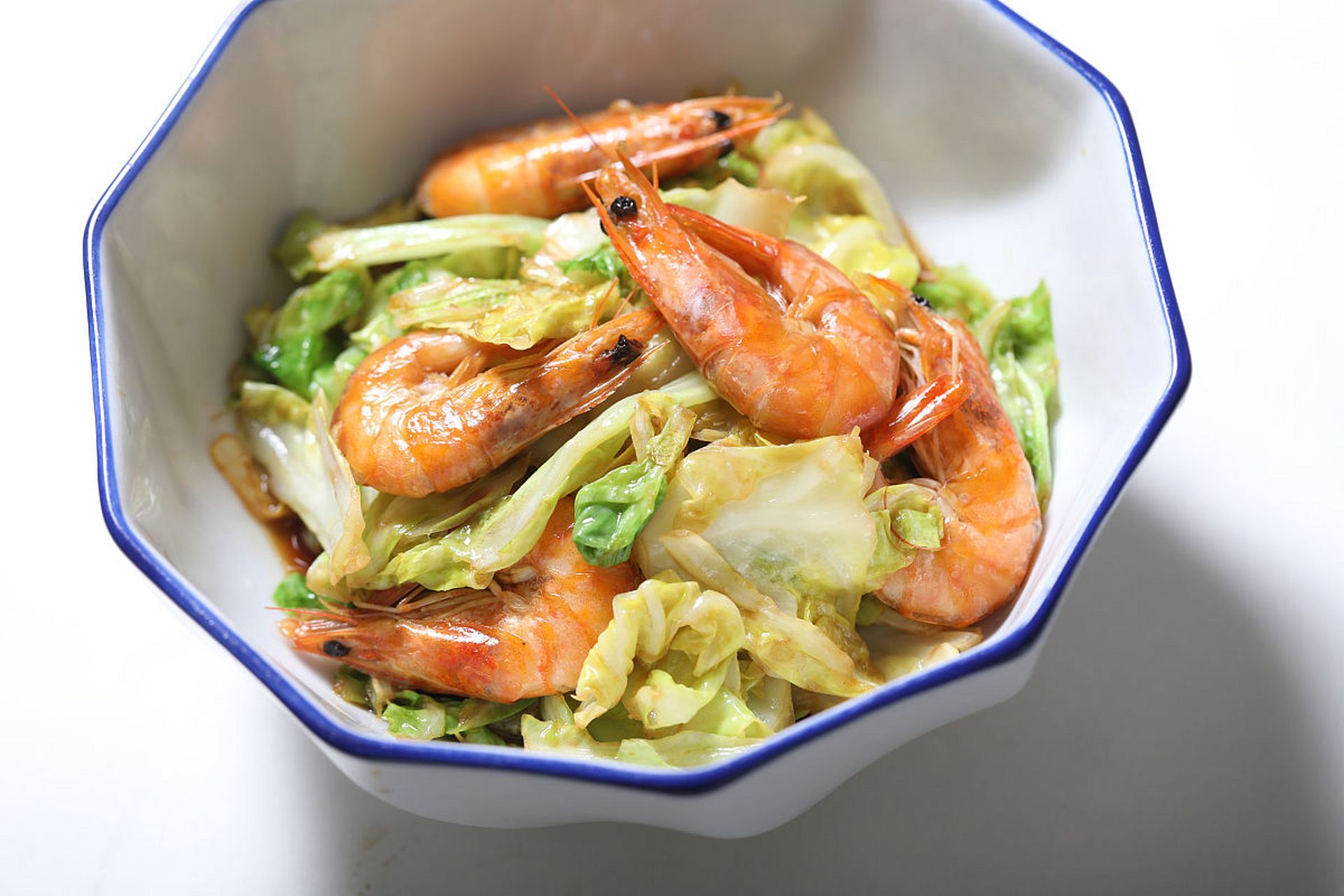 白菜炒大虾是一道家常菜,鲜美可口,制作简单.