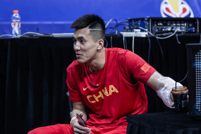 中国男篮训练热身赛,郭艾伦笑得很灿烂