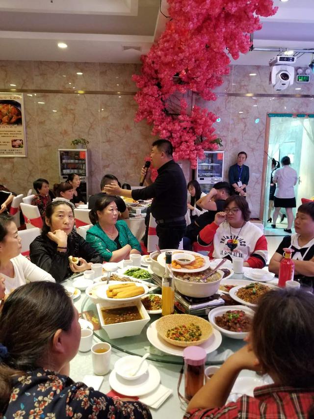 "感恩有您"木瓜香酒业品酒会在信阳凯司令酒店举行