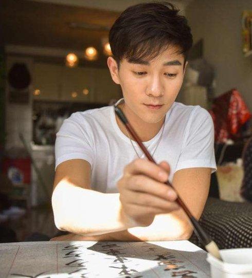 据一床情书了解,秦亦铭毕业于中戏,大学毕业后投身金融行业,后回归