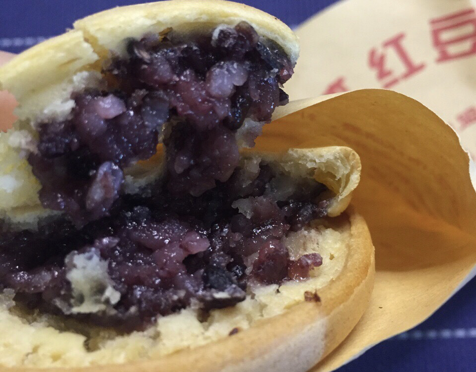 红豆车轮饼 这款应该是经典款了吧 绵软的红豆很香甜 入口即化的赶脚