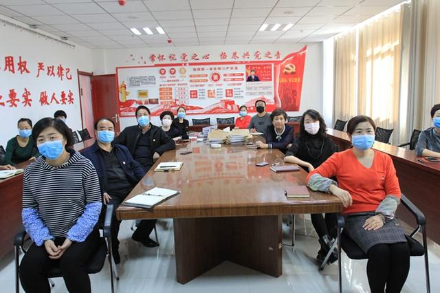 甘州区总工会党员干部热议电视剧《一个都不能少》