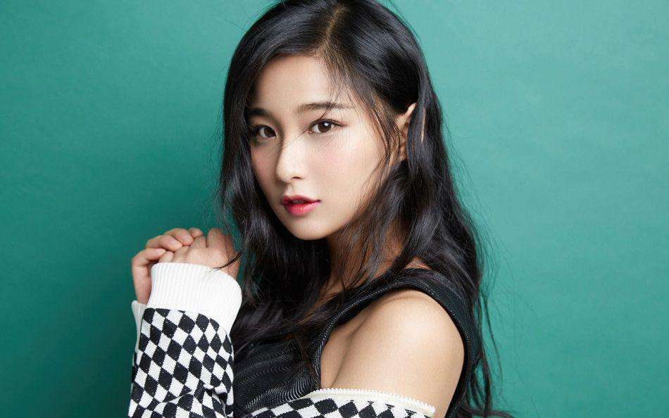 中国内地女演员,主持人,模特戚蓝尹,白色裙子很唯美.