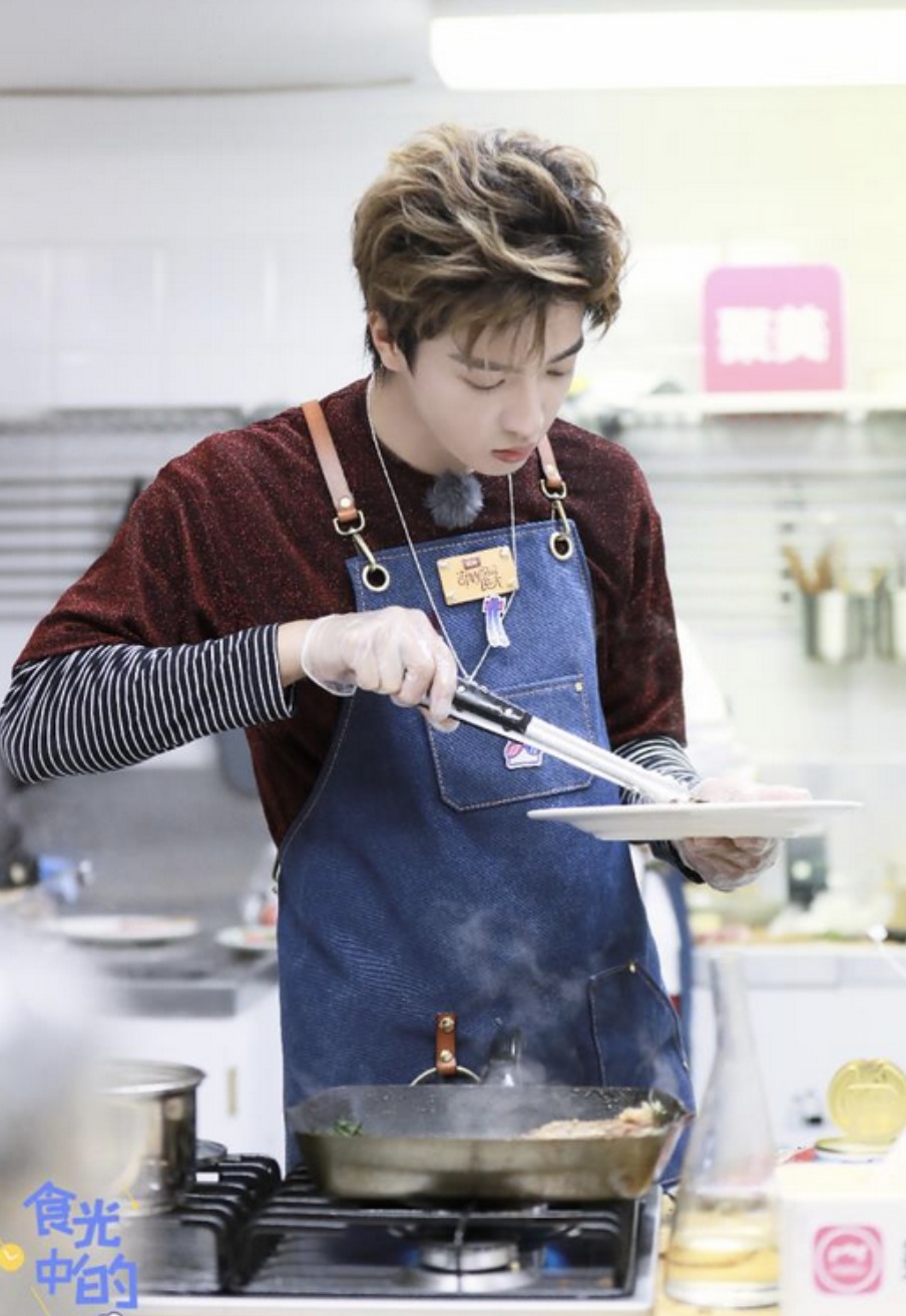 奇妙的食光朱正廷justin用心经营,大厨董岩磊魅力满分