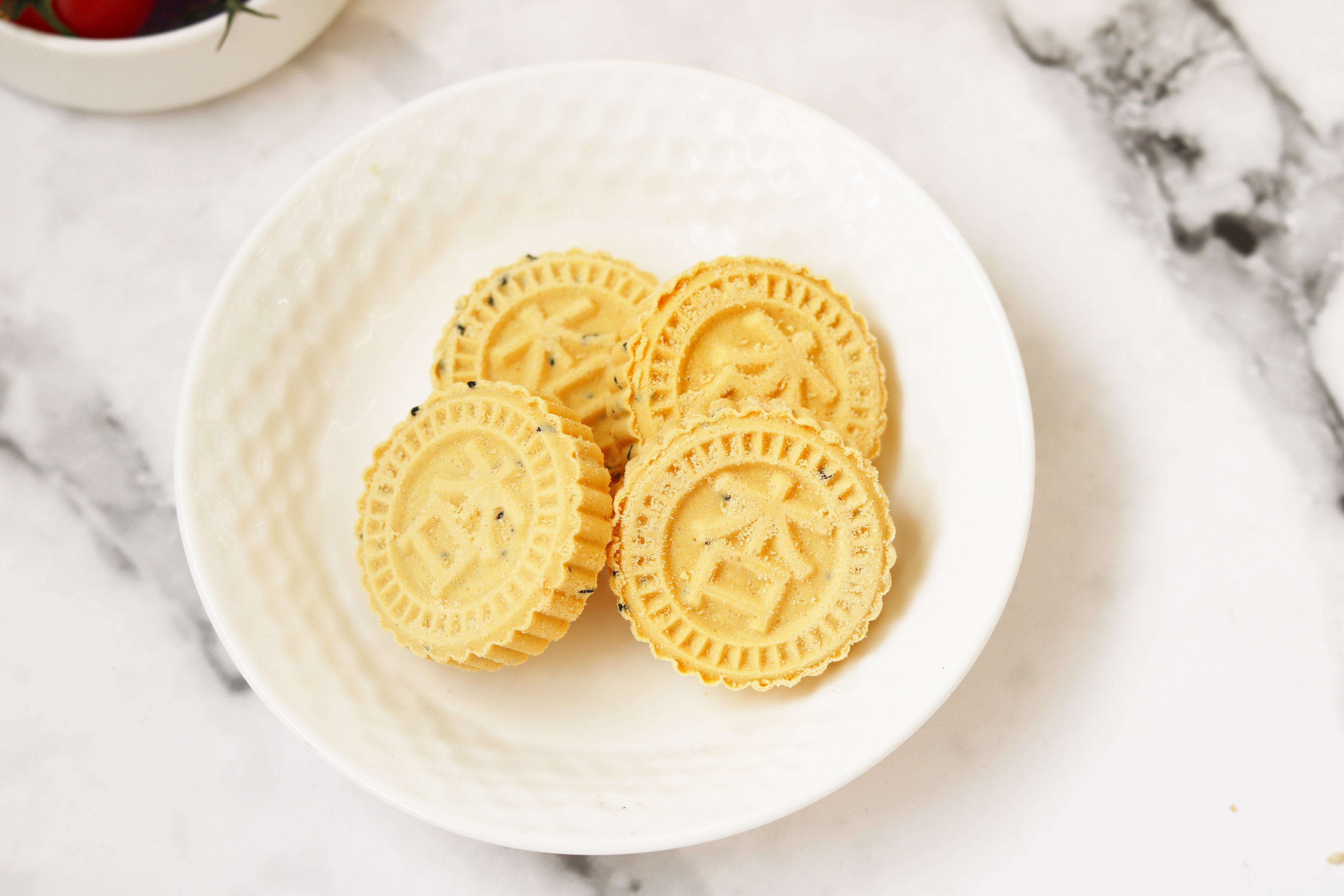 杏仁饼,澳门带回的特产,小小的一颗,貌似象棋,入口鲜脆清爽,带着浓浓