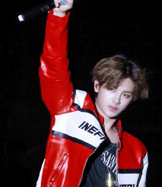 小鬼,justin出席颁奖活动,见面直接坐腿上,粉丝直言称常规操作