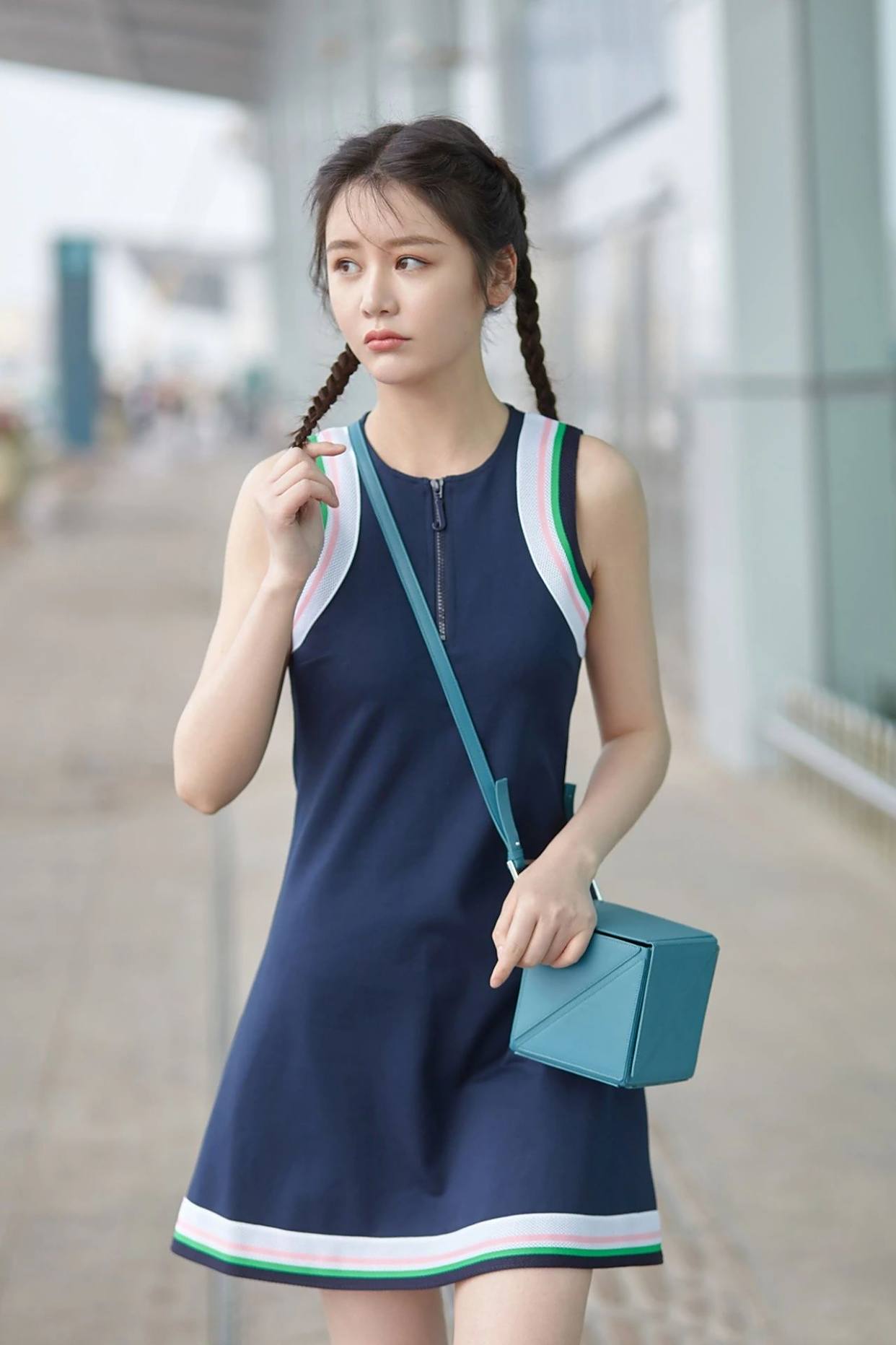 邱意浓搭配吊带连身裙,深v领展现性感凹凸,演员中的90后嫩模