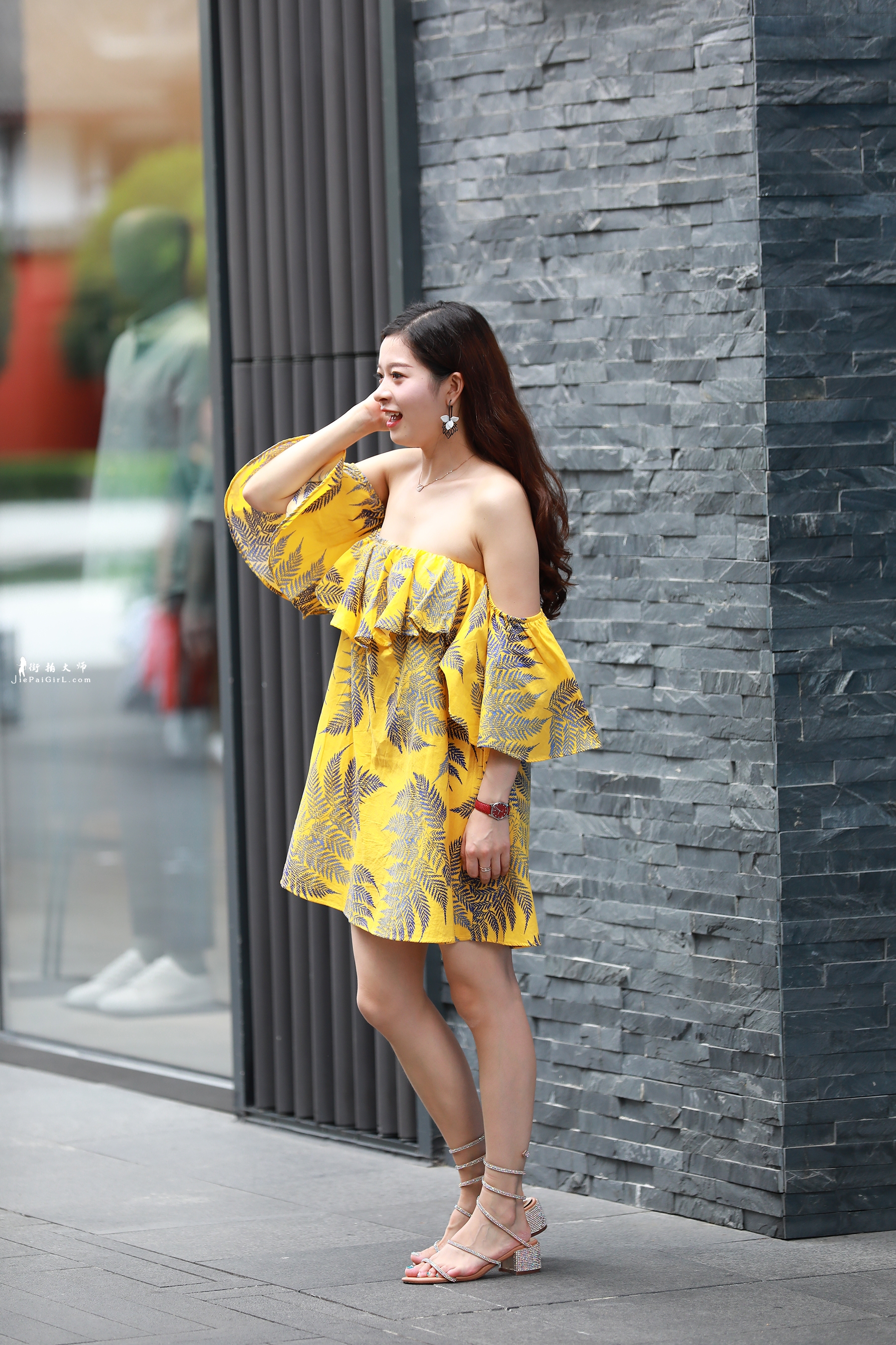 街拍;齐胸露肩宽体裙,阳光灿烂好好看