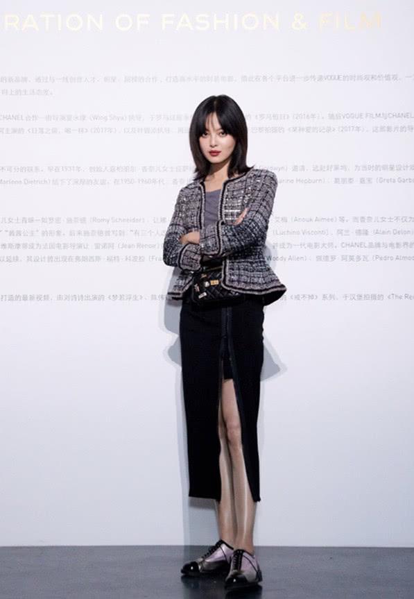 辛芷蕾出席活动,穿黑色半身裙秀出大长腿,尽显优雅气质