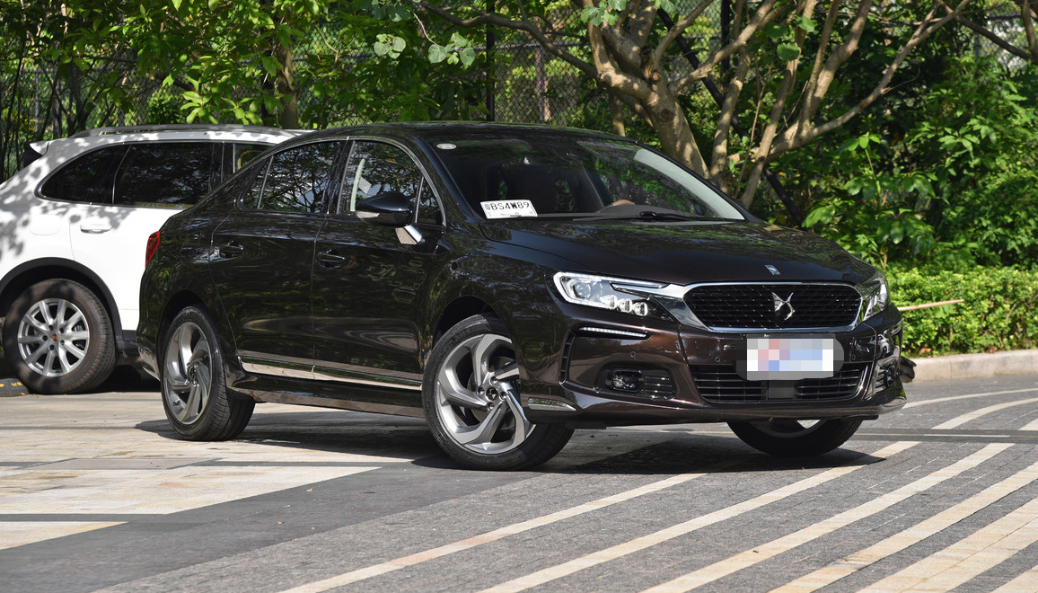 长安psa-ds 5ls修长的侧身显得很优雅大气,车轮的造型设计,非常符合