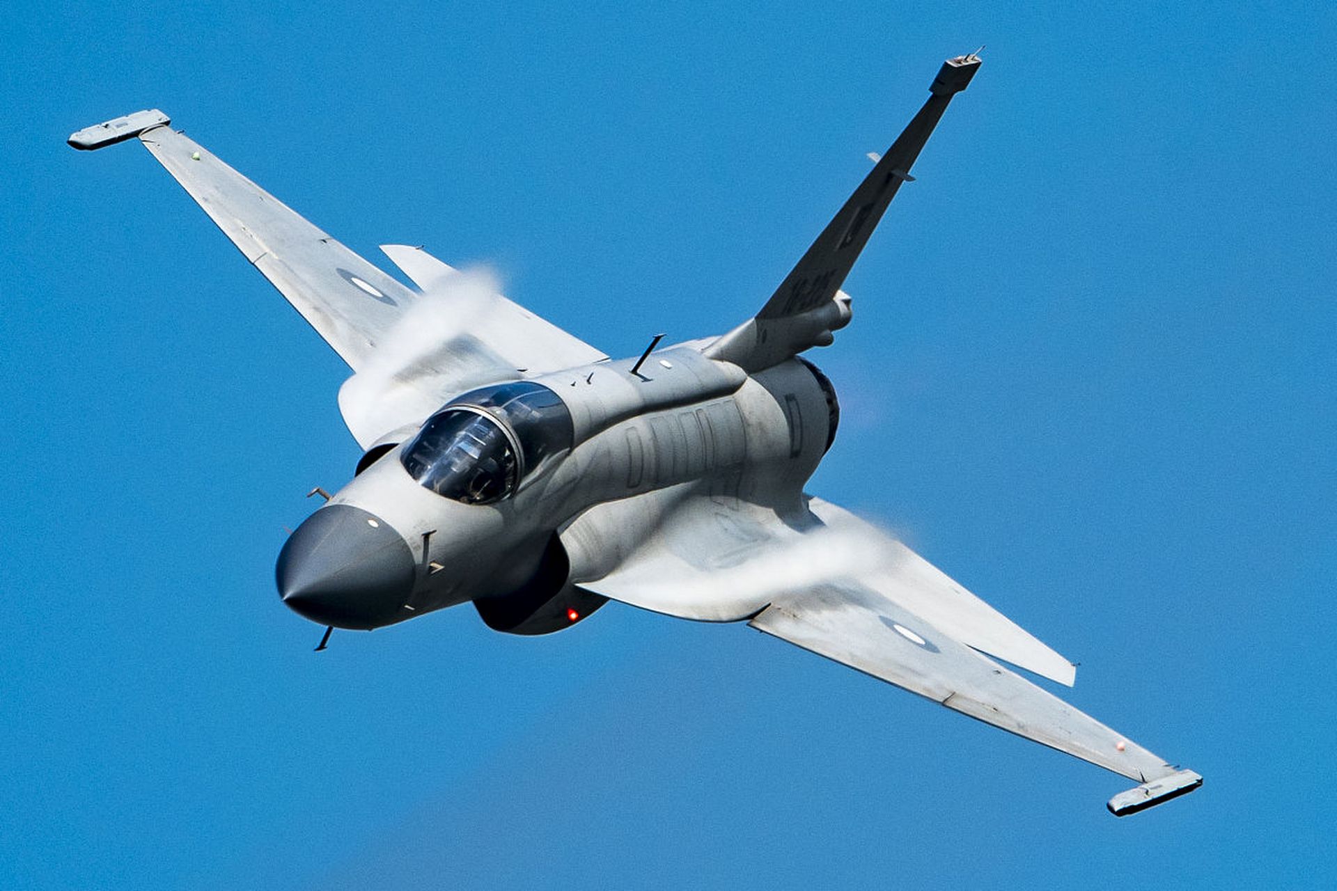 那么,为什么枭龙战机如此受欢迎呢?