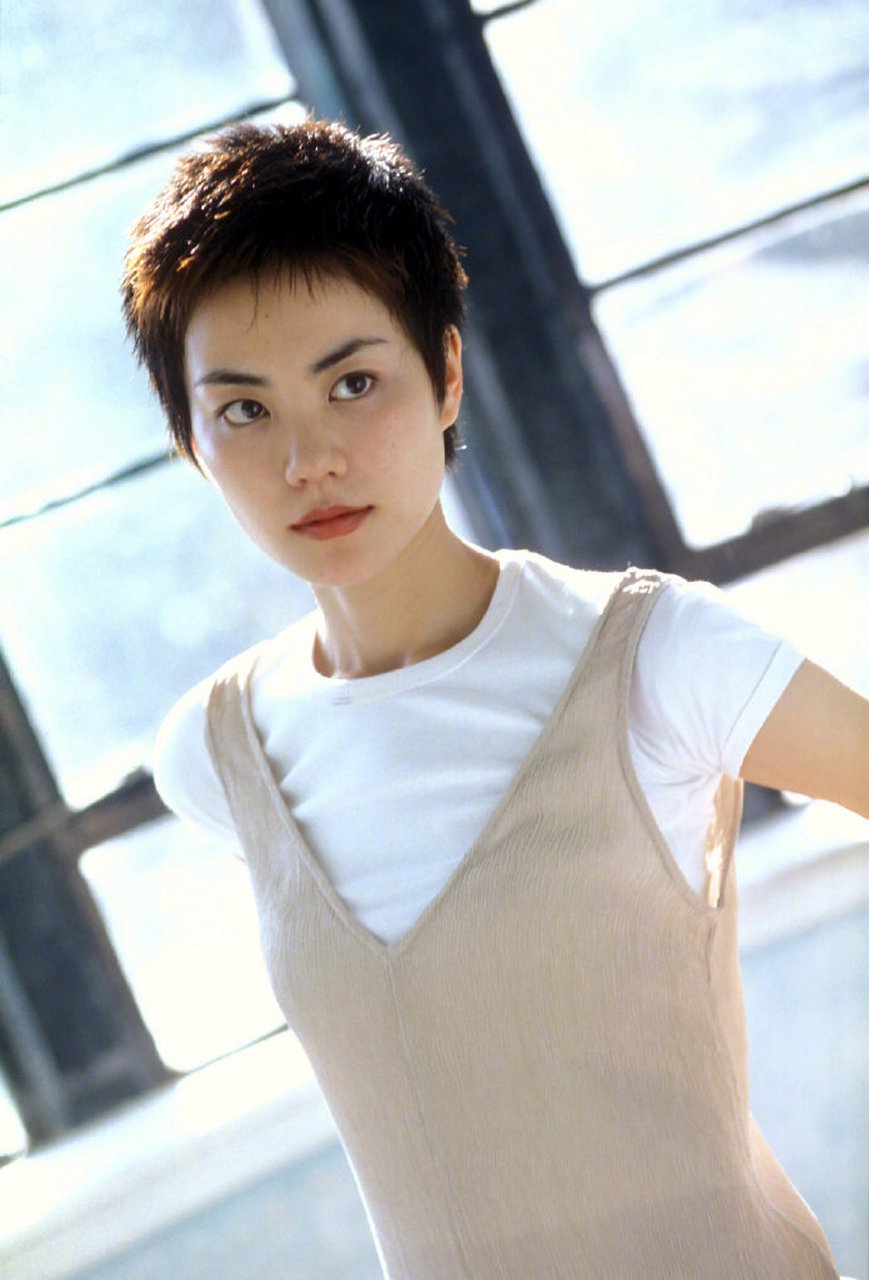 王菲的一组早年短发的照片,配t恤连衣裙清爽又帅气,"天后"果然什么