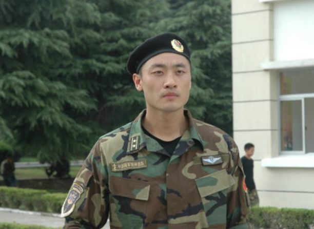 凭借《我是特种兵》被人熟知,与吴京十分要好,今沦落到无戏可拍