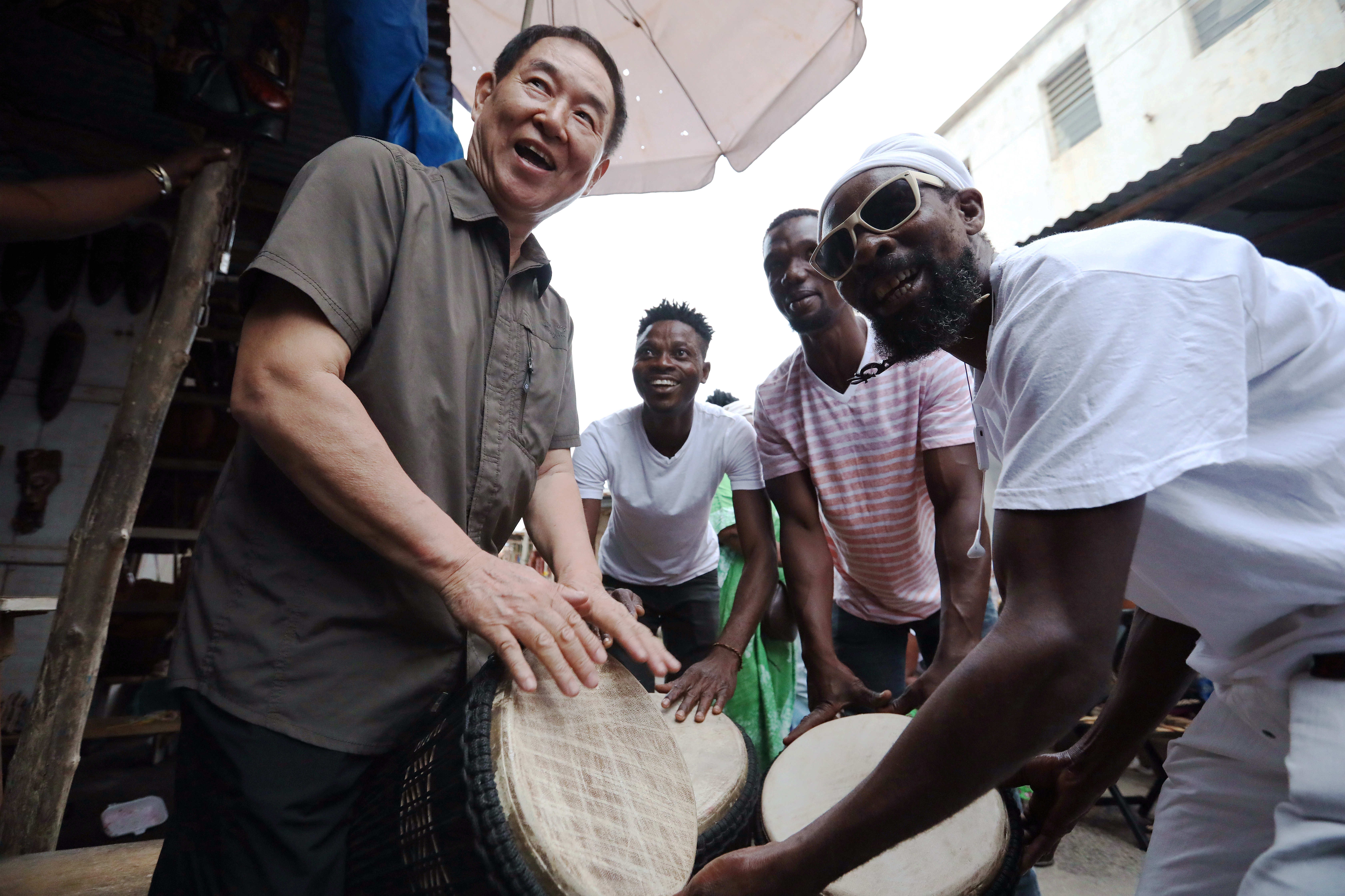 通讯:收藏"非洲之美"的中国人——访几内亚湾非洲国际艺术博物馆馆长