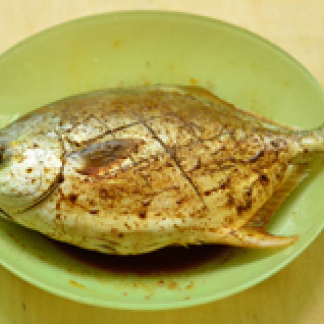 五香烤鲳鱼,以五香粉为主调料,其他都是即兴自己乱加的,想不到味道还