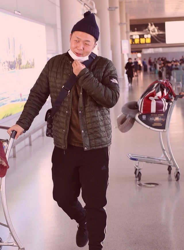 杜海涛挺肚腩戴口罩,背着"春运返乡编织袋"网友:员工返乡了