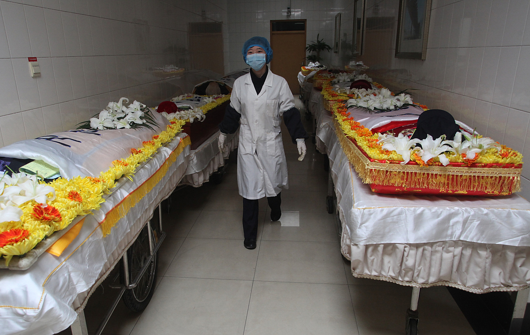 于某拿着医院的死亡证明,要求殡仪馆对自己所声称的丈夫徐某进行火化