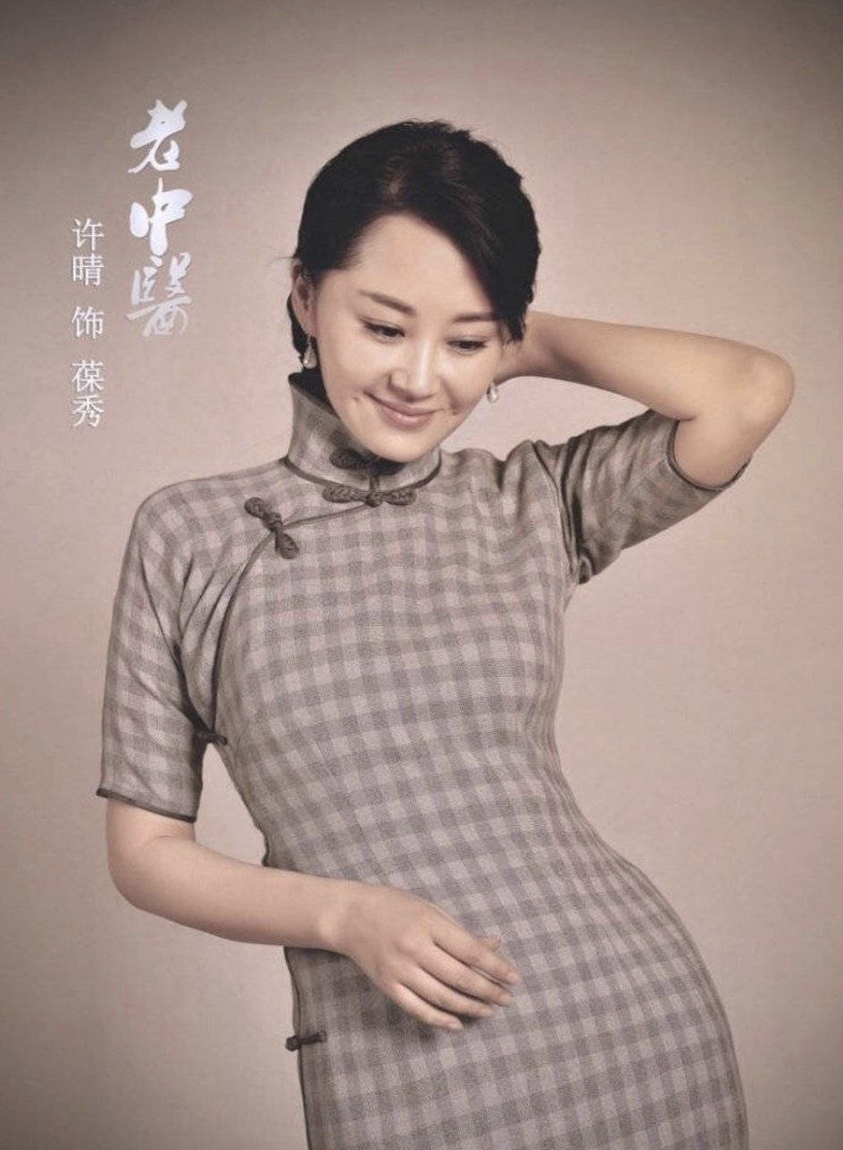 50岁许晴一袭草绿色旗袍风韵犹存!刘亦菲,唐嫣女星们的旗袍太美